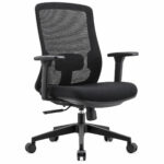 Cadeira de escritório giratória em tela preta com apoio lombar e braços reguláveis Cadeira giratória preta vista de frente em perspectiva, com encosto em tela, apoio lombar, braços reguláveis, assento estofado e base com cinco rodízios.
