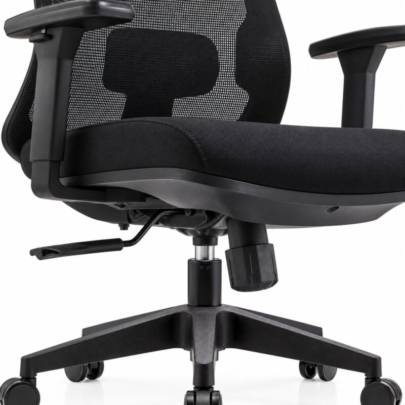 Detalhe do braço preto, do assento e da estrutura inferior da cadeira de escritório.